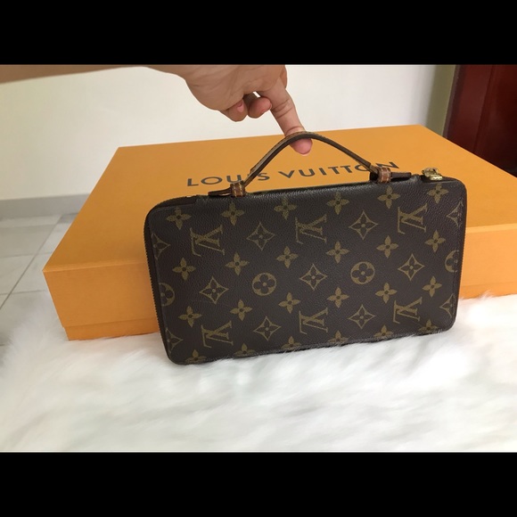 Louis Vuitton - Picture 1 of 16